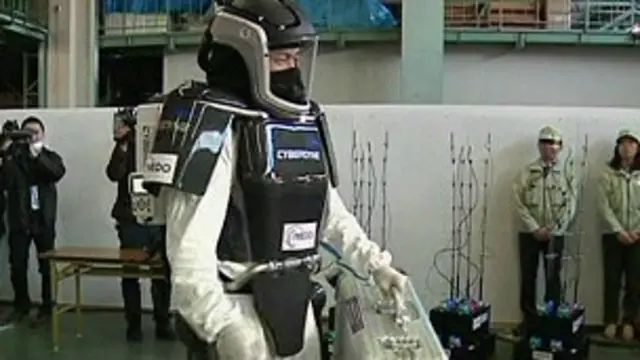 सुनामी की चपेट में फुकुशिमा परमाणु संयंत्र आ गया था .