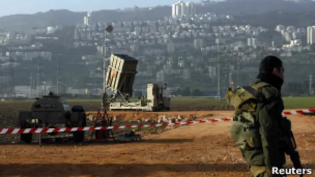 Солдат вблизи батареи "Железный купол" возле Хайфы