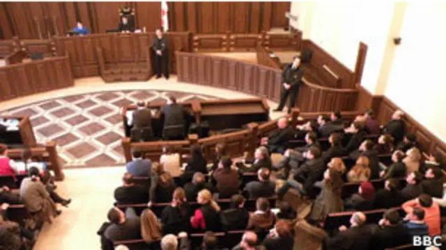 Зал суда, в котором рассматривалось ходатайство прокуратуры, был заполнен депутатами от парламентского меньшинства и сторонниками Единого национального движения.