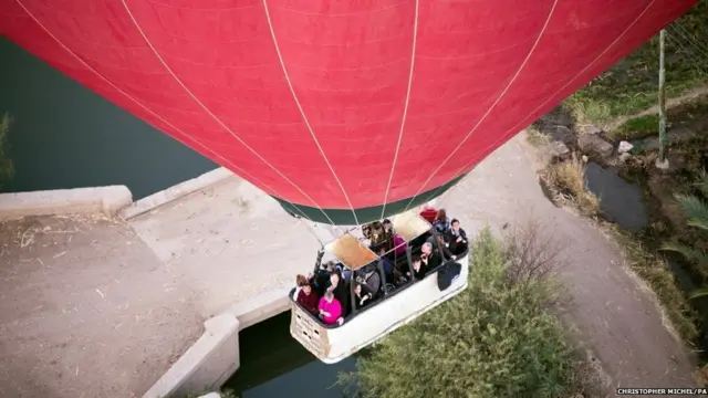 Люди в корзине аэростата, парящего невдалеке от Луксора