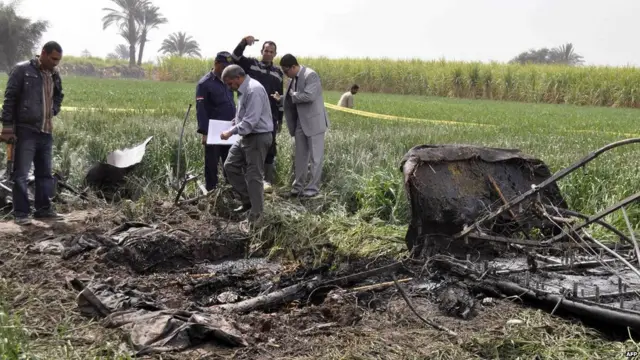 Следователи осматривают место крушения аэростата.