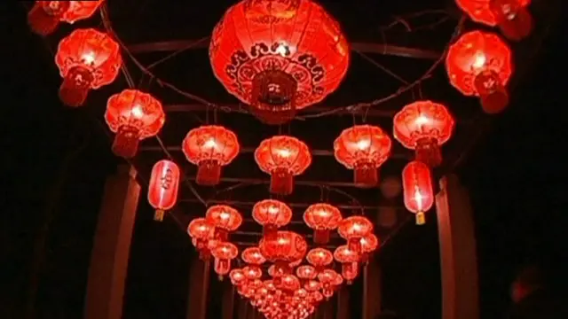 晚会末有一首邓丽君的《月亮代表我的心》,我轻声和着,感觉自己就在中国。