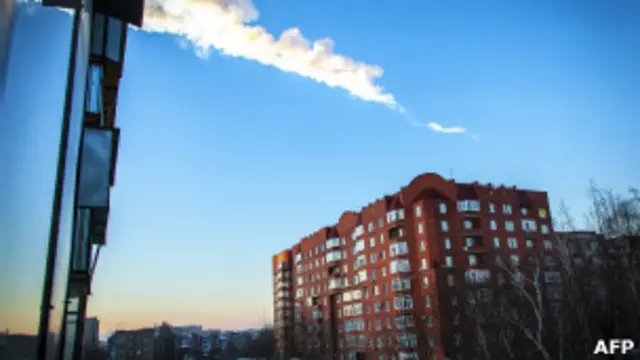 След метеорита в небе над Челябинском