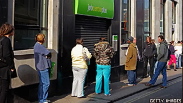 नौकरी की तलाश जारी है और इस बीच उम्मीद की किरण भी दिखाई दी है.