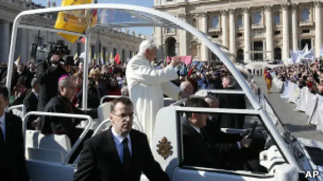 Бенедикт XVI в последний раз проехался на папамобиле