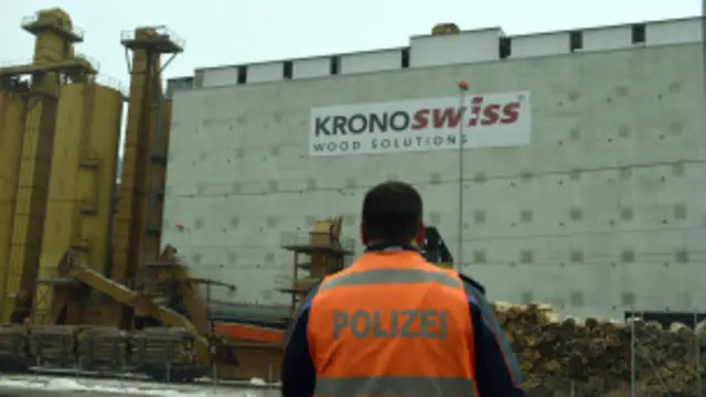 स्विस पुलिस ने इलाके को घेर लिया है