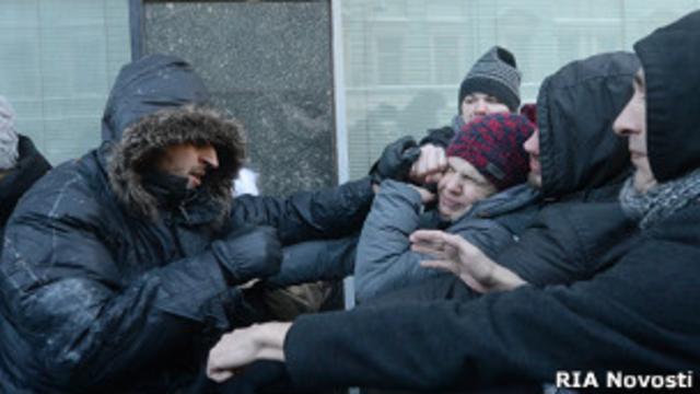 Столкновения у стен Думы в Москве во время обсуждения закона о "пропаганде гомосексуализма"