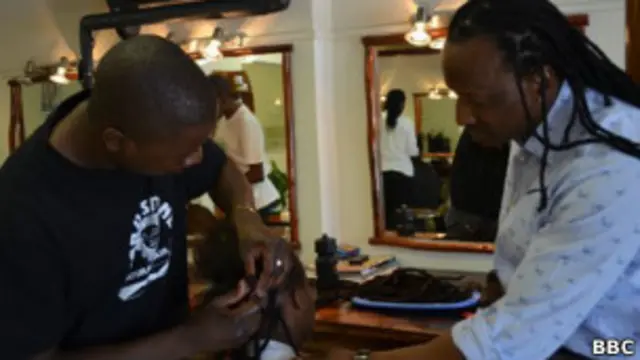 Стоун владеет несколькими салонами в ЮАР и выступает категорически против практики кражи дредов