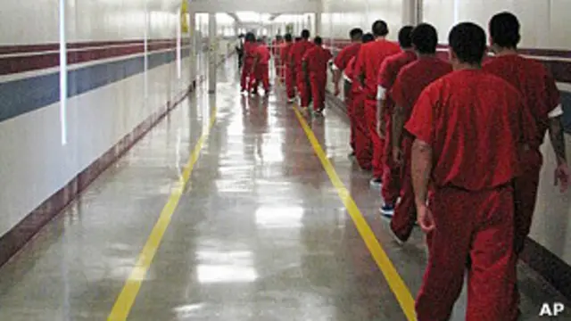 Inmigrantes en centros de detención