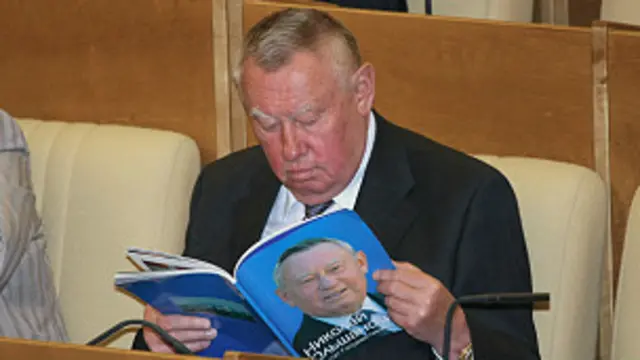 Сенатор Ольшанский просит не связывать его отставку с "массовыми сложениями полномочий депутатами"