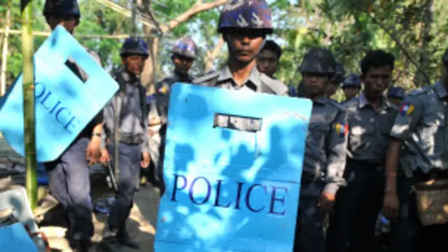 ဆန္ဒပြသူများအား ရဲကကိုင်တွယ်ထိန်းသိမ်းနေစဉ်