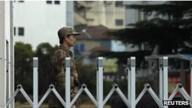 جندي صيني يحرس موقعا عسكريا