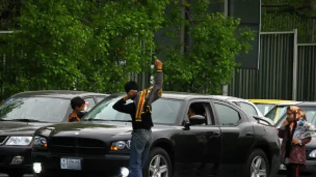 براساس گزارش خبرگزاری‌های ایران عمده خودروهای لوکس از طریق امارات و تعداد اندکی از آنها از طریق آلمان، ترکیه و کویت وارد ایران می‌شوند