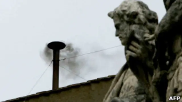 Fumaça negra na Capela Sistina (AFP)