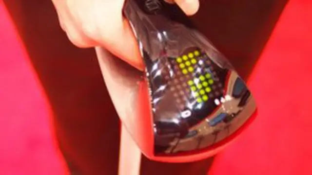 इस स्मार्ट छड़ी में एलईडी स्क्रीन लगाया गया है,