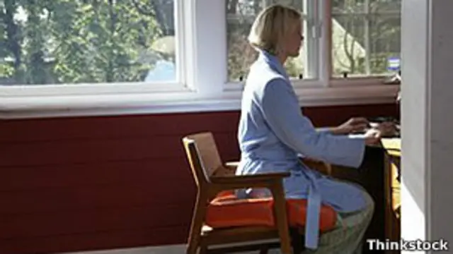 Mujer trabajando desde casa