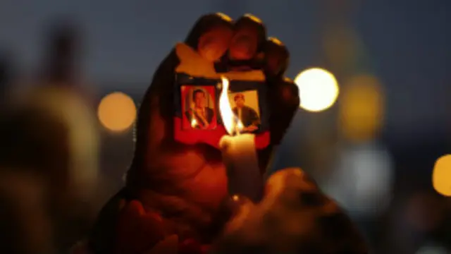 لقطة من القداس الذي اقيم امام المستشفي العسكري حيث يتلقى تشافيز العلاج