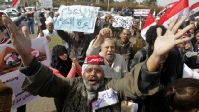 مئات المتظاهرين تجمعوا في القاهرة للمطالبة بعودة الجيش للحكم، ضمن احتجاجات على طريقة إدارة البلاد.