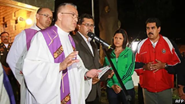 Nicolás Maduro (dir. de vermelho) e Maria Gabriela, fila de Chávez (segunda, de verde) durante missa em capela de hospital militar de Caracas (AFP/Getty)