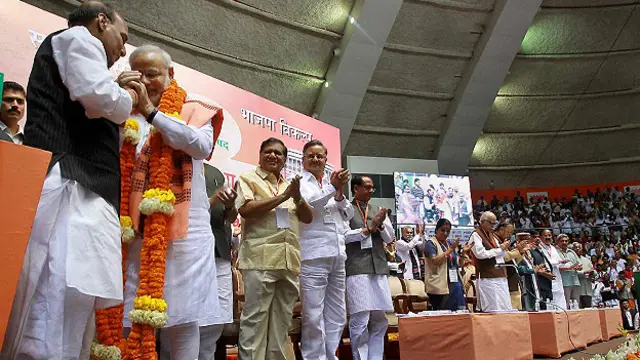 मोदी पर निगाहें