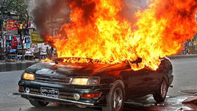 کله چې پولیسو د احتجاج کوونکو مخه ونیوله، یو شمېر بلواګرو دکانونو او پولیس ګاډو ته اور ورته کړ.