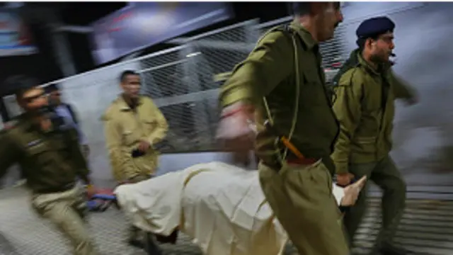 انیس برس کی عشرت جہاں ممبئی کے ایک کالج کی طالبہ تھی, 2004 میں عشرت کو تین دیگر افراد کے ساتھ احمدآباد کے مضافات میں پولیس نے ہلاک کر دیا تھا