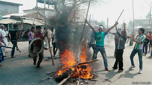 प्रदर्शन करते जमात के कार्यकर्ता