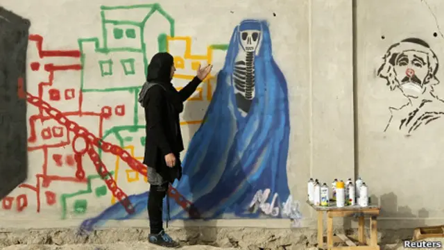Grafiti de un esqueleto vistiendo burka