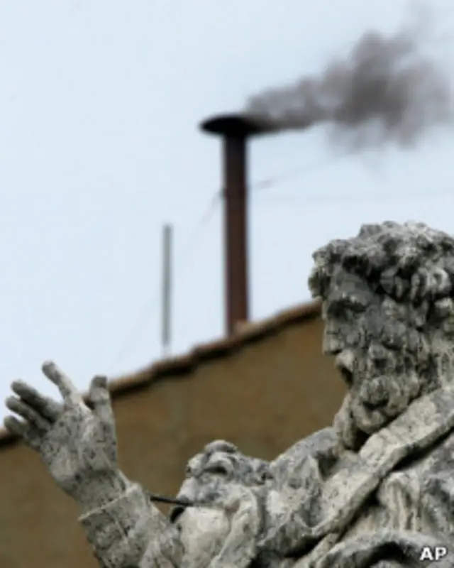 2005 में हुए पिछले चुनाव में दो दिन का समय लगा था. इस फोटो में काला धुंआ निकल रहा है.