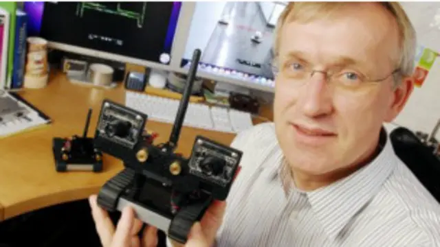 प्रोफ़ेसर हेनरिक क्रिस्टीनेंसंस की टीम एक रक्षा परियोजना पर काम कर रही है.