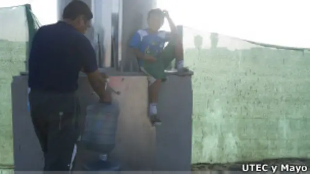 Vecinos de Bujama recogen agua potable del panel