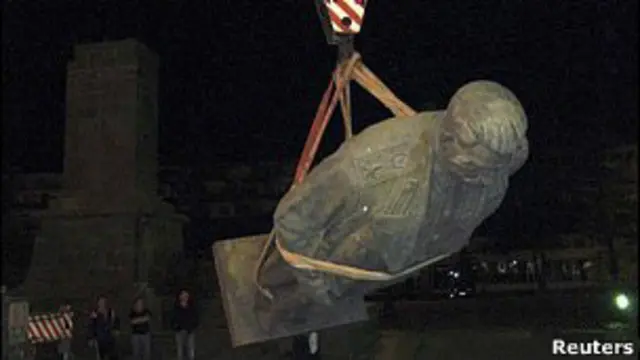 Снятие сталинской статуи в 2010 году