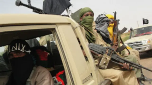 تضارب أنباء وتصريحات بشأن مقتل أبو زيد ومختار بلمختار القائدين في تنظيم القاعدة 