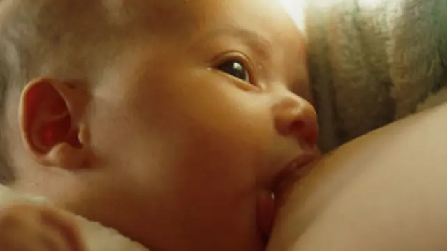 Mujer amamantando a su bebé