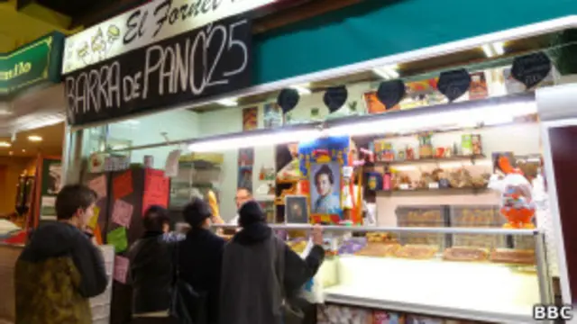 Una tienda muestra su promoción de 0,25 euros por barra de pan