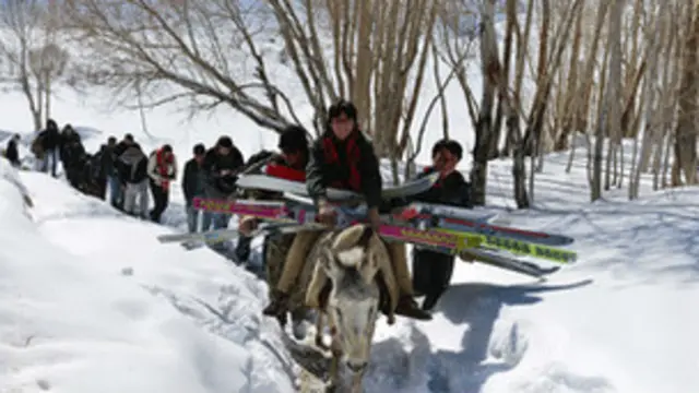 चढ़ाई के लिए अब तक रोपवे मौजूद नहीं है