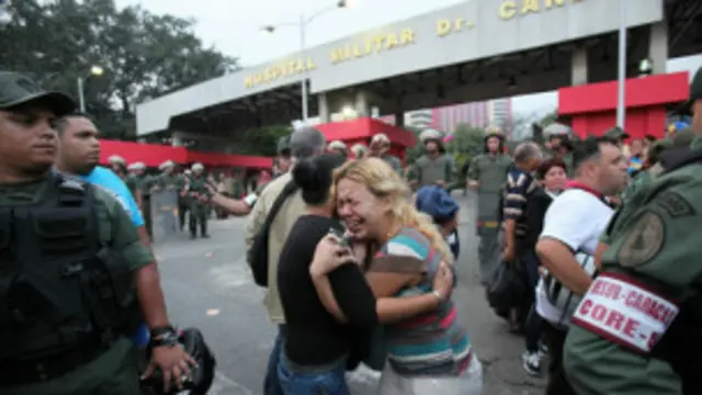 ردود فعل خارج المستشفى الذي توفي فيه شافيز