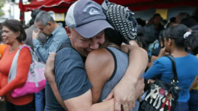 فنزويليون يتلقون نبأ وفاة شافيز