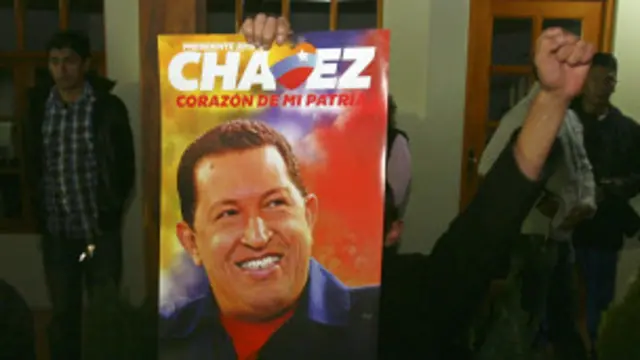 Afiche con el rostro de Chávez