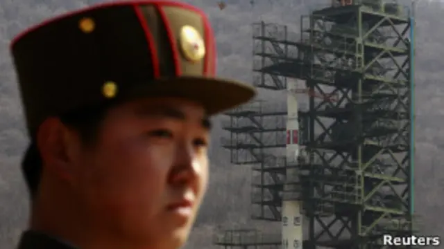 Северокорейский солдат на фоне ракеты