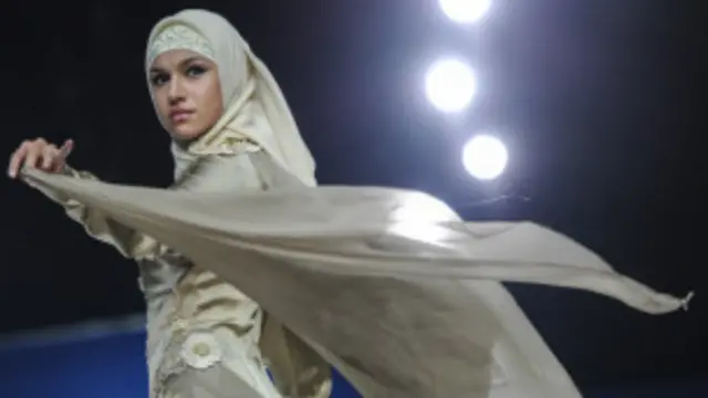 Урфга кираётган Исломий кийимлар томошаси ҳижоб қоидаларига амал қилади, аммо қатор мусулмонлар наздида бу Исломга зиддир.