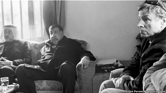 James Steele (der) junto a Adnan Thabit (centro) ex jefe de los comandos especiales de la policía iraquí. 