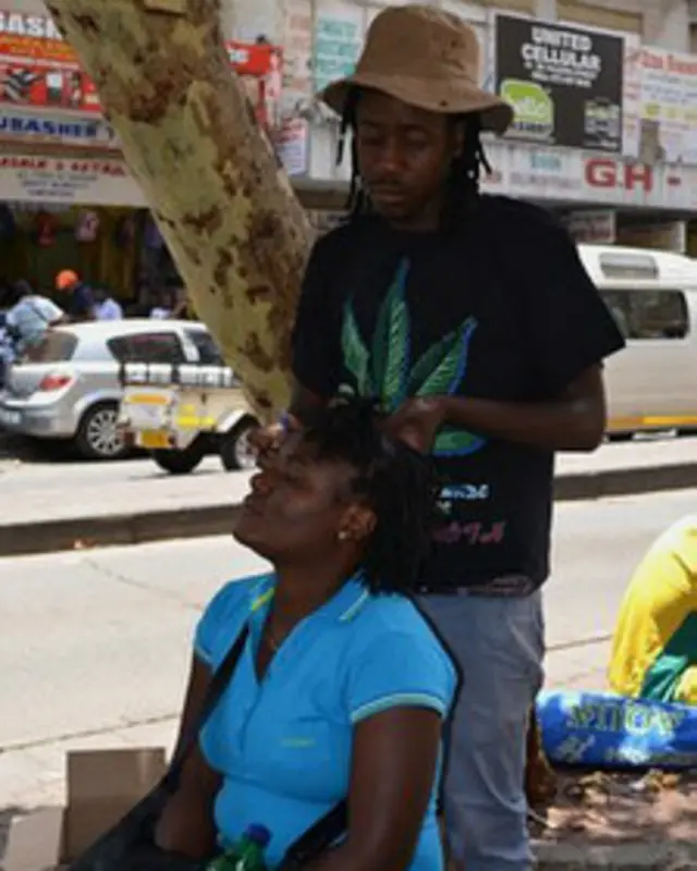 Peluquería callejera en Johannesburgo