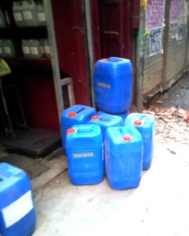 राजधानी दिल्ली में आसानी से मिलता है तेज़ाब