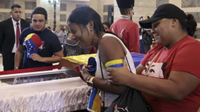 فنزويليون يلقون نظرة الوداع على جثمان تشافيز