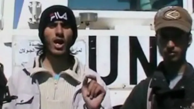 مقطع على الانترنت يظهر رجالا يزعمون أنهم من مسلحي المعارضة السورية وهم يقفون بجوار عربات تحمل شعار الأمم المتحدة.