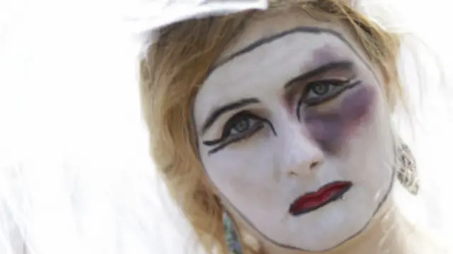 تشدد کی شکار خواتین کو شراب نوشی کے مسائل، اسقاط حمل اور جنسی طور پر منتقل ہونے والی بیماری جیسے ایچ آئی وی وغیرہ ہونے کا خطرہ بڑھ جاتا ہے