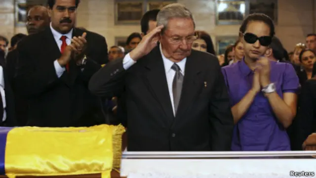 Рауль Кастро у гроба Уго Чавеса