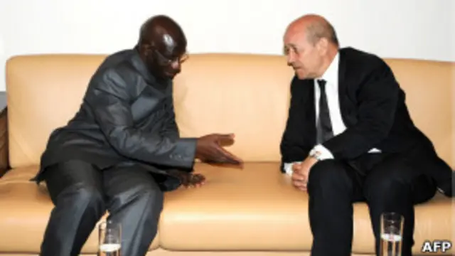 Le ministre de la défense français Jean-Yves Le Drian et son homologue malien Yamoussa Camara à l'aéroport de Bamako Senou.