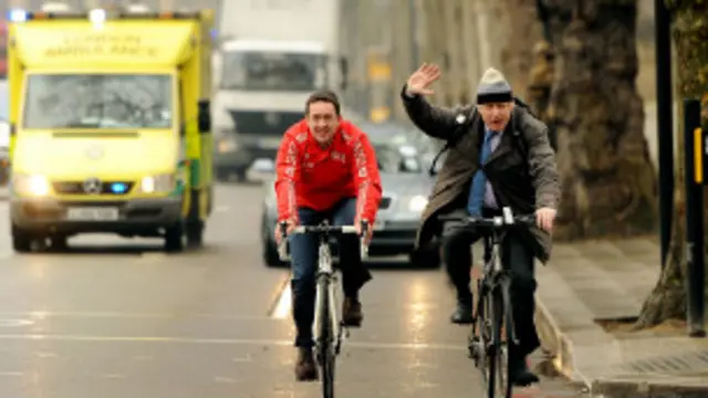 عمدة لندن بوريس جونسون على دراجة